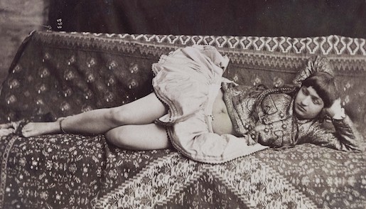 Bild: Seitlich liegende Frau, Antoin Sevruguin, Iran, um 1880–1896, Albuminpapierabzug, 12,9 x 18,9 cm, Museum Rietberg, 2022.428.37, Geschenk der Erben von Emil Alpiger © Museum Rietberg, Zürich